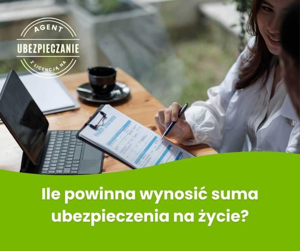 Grafika z logo "Agent z licencją na ubezpieczanie" i napisem "Ile powinna wynosić suma ubezpieczenia na życie?" na tle biurka z dokumentem ubezpieczenia zdrowotnego i laptopem