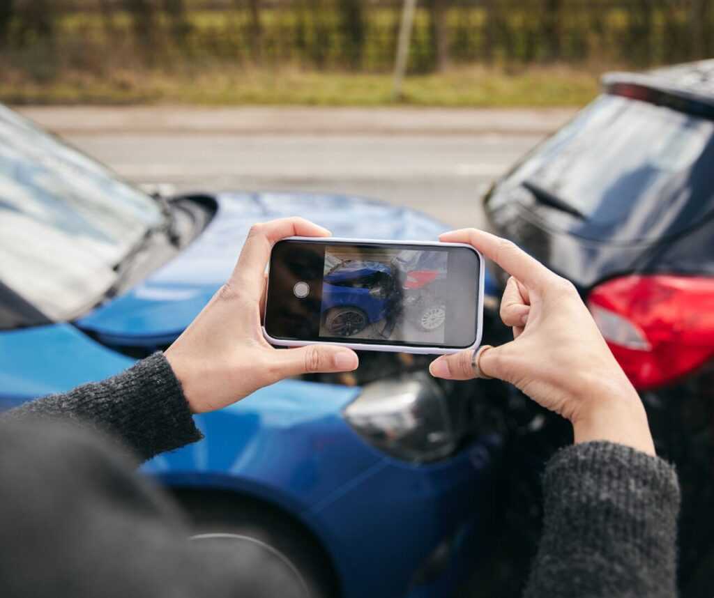 Dokumentowanie zdjęciem telefonu uszkodzeń po kolizji dwóch samochodów Dokumentowanie zdjęciem telefonu uszkodzeń po kolizji dwóch samochodów