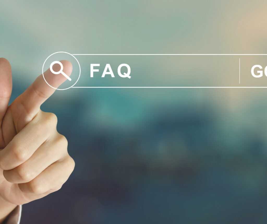 Dłoń wskazująca pasek wyszukiwania z napisem "FAQ" — sekcja najczęściej zadawanych pytań o sumę ubezpieczenia na życie