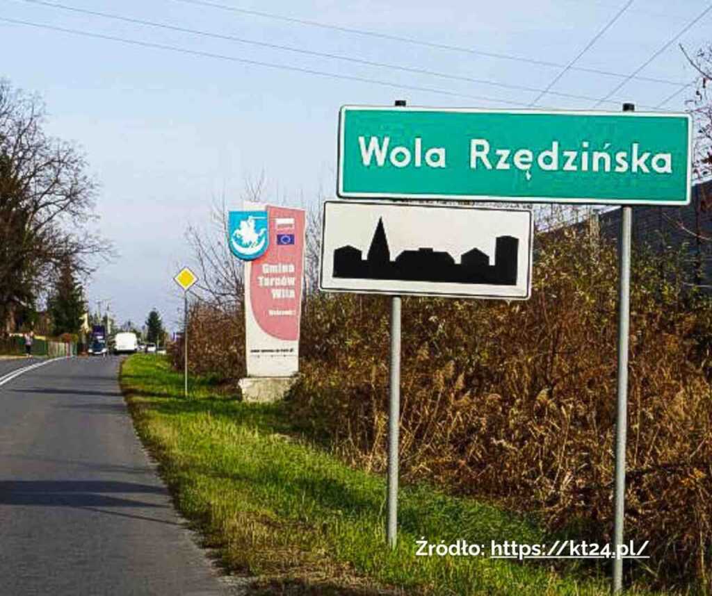 Widok na znak z nazwą miejscowości Wola Rzędzińska
