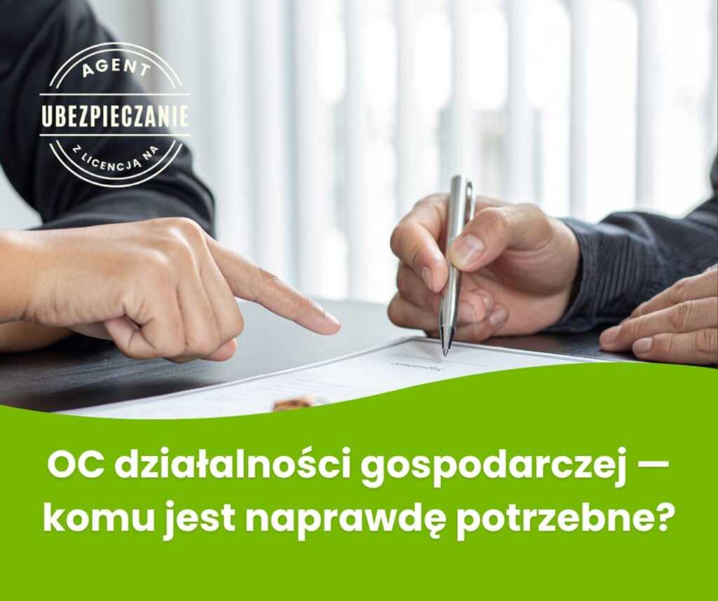 Właściciel małej firmy podpisujący dokumenty ubezpieczeniowe przy biurku