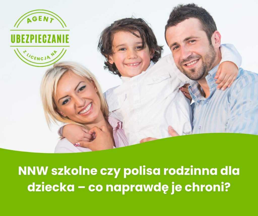 Rodzice trzymają wspólnie na rękach swoje dziecko