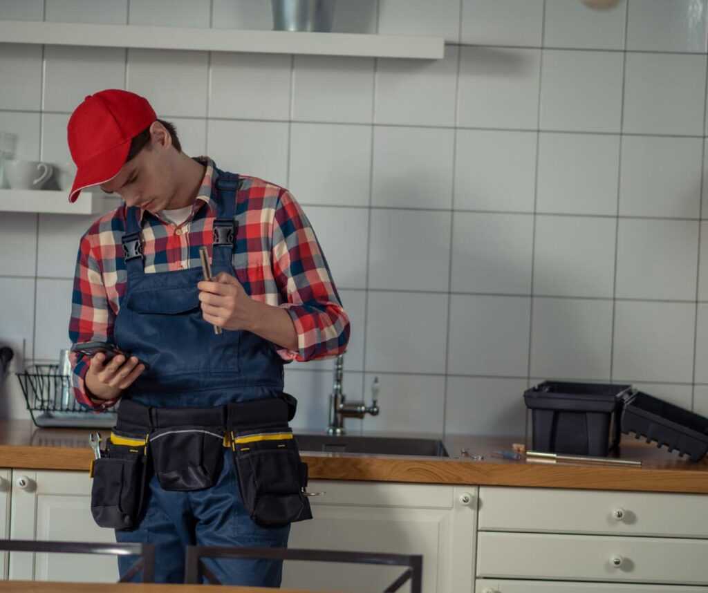 Rzemieślnik pracujący u klienta w jego mieszkaniu